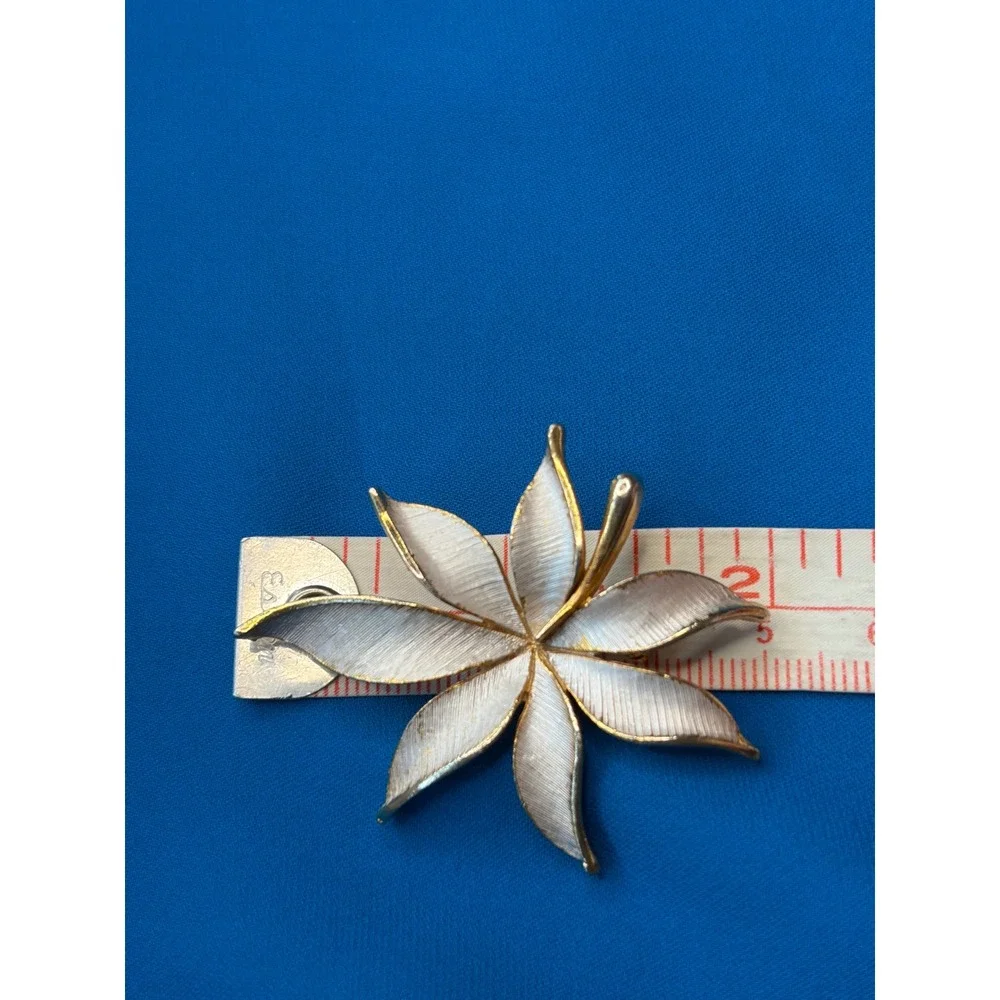 JJ Jonette Vintage White Enamel Gold Tone Leaf Brooch Pin Textured Botanical 70s
